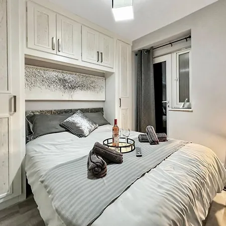 3 Bed Home In Tonypandy With Balcony View Room Llwynypia Extérieur photo