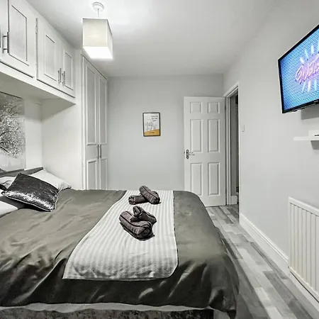 3 Bed Home In Tonypandy With Balcony View Room Llwynypia Extérieur photo