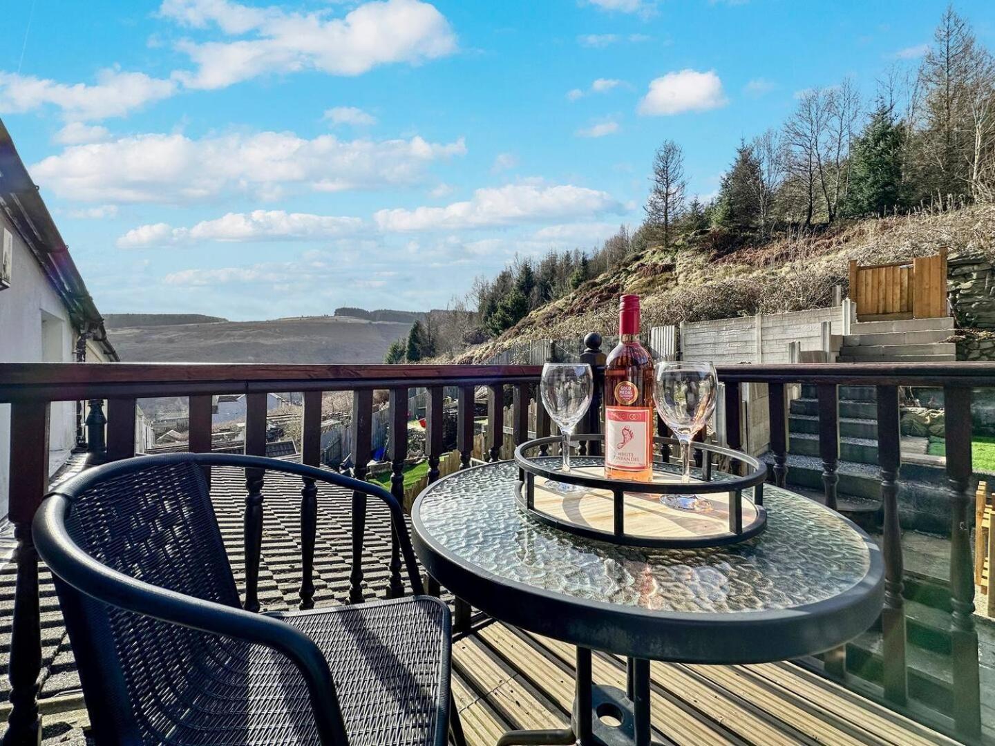3 Bed In Tonypandy With Balcony View *