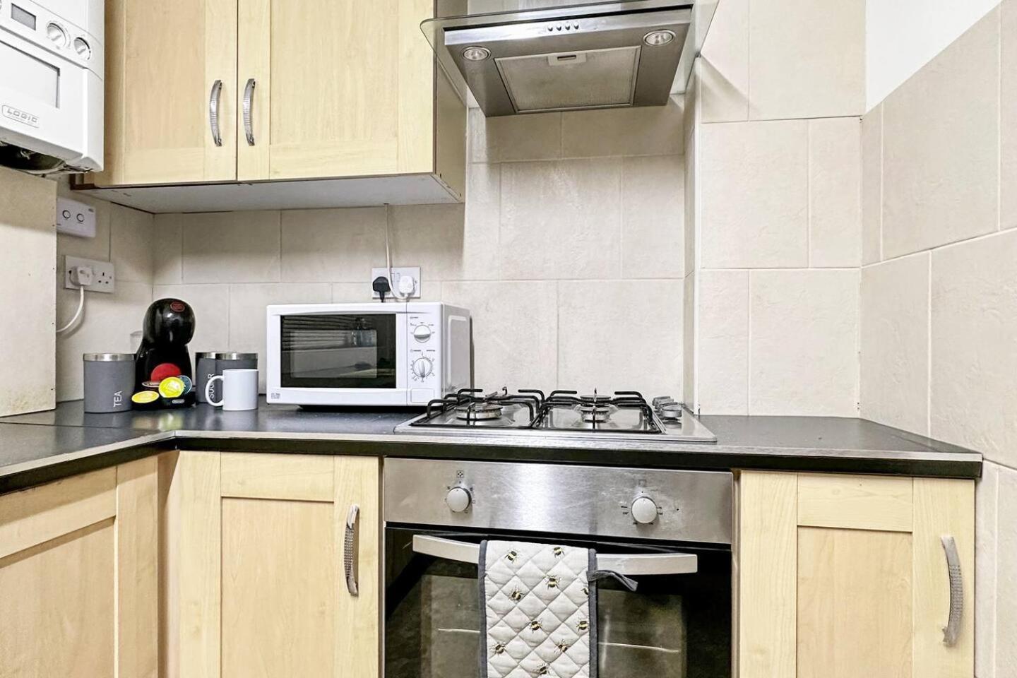 3 Bed In Tonypandy With Balcony View Holiday home *