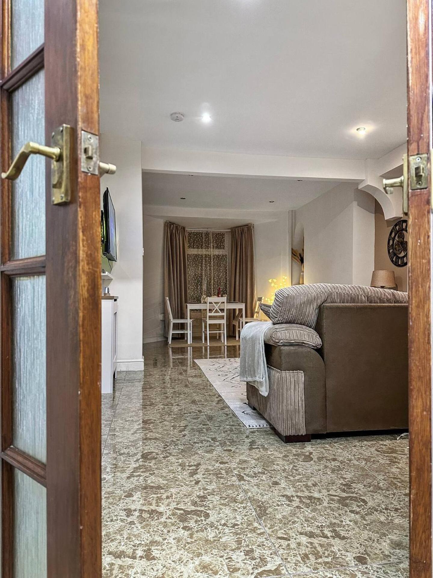 3 Bed In Tonypandy With Balcony View Holiday home Llwynypia